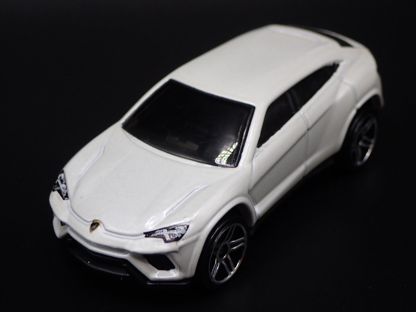 2018-2025 LAMBORGHINI URUS SUV 1:64 SCALE COLLECTIBLE DIORAMA DIECAST MODEL CAR