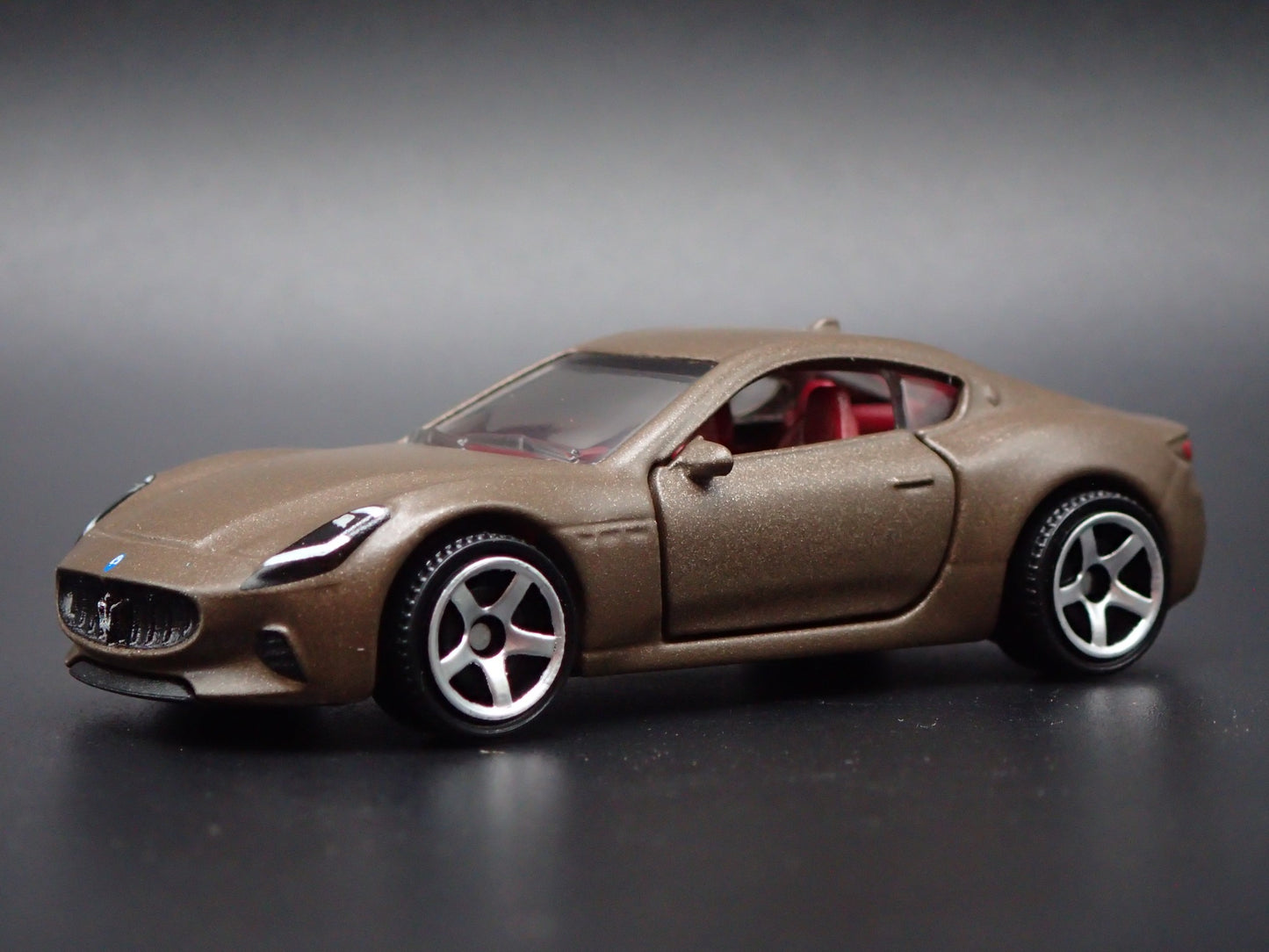 2023-2025 MASERATI GRANTURISMO FOLGORE 1:64 SCALE DIORAMA DIECAST MODEL CAR