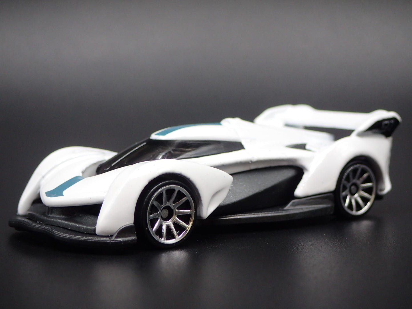 2022 23 MCLAREN SOLUS GT SUPER CAR WHITE 1:64 SCALE DIORAMA DIECAST MODEL CAR