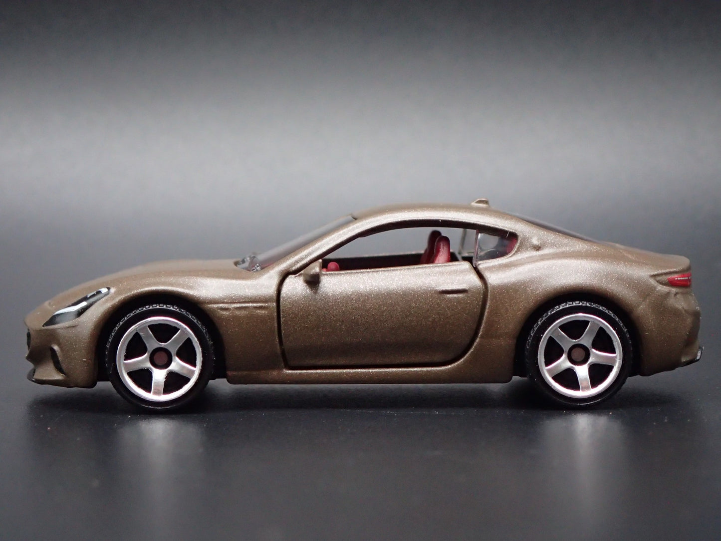 2023-2025 MASERATI GRANTURISMO FOLGORE 1:64 SCALE DIORAMA DIECAST MODEL CAR