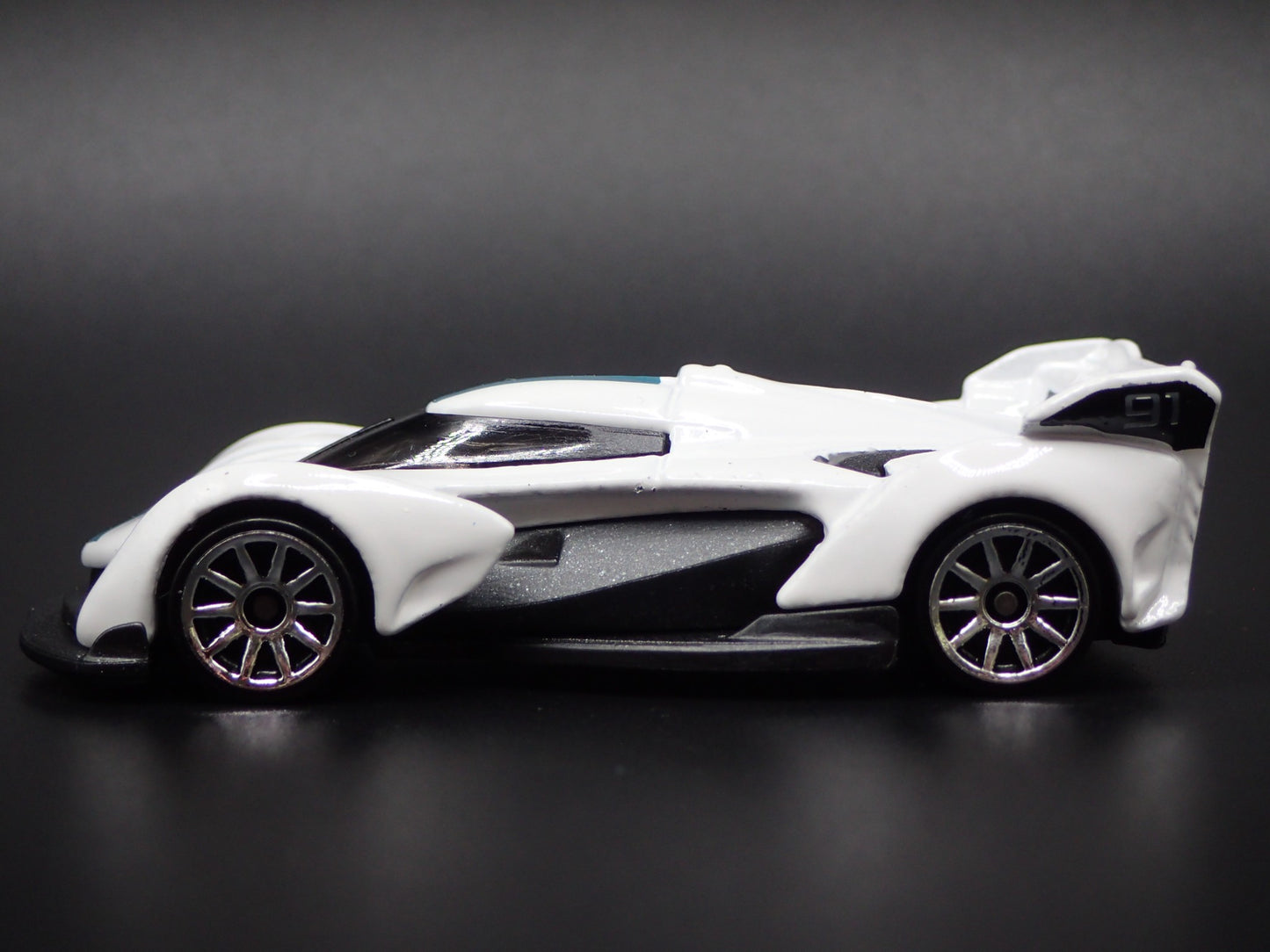 2022 23 MCLAREN SOLUS GT SUPER CAR WHITE 1:64 SCALE DIORAMA DIECAST MODEL CAR