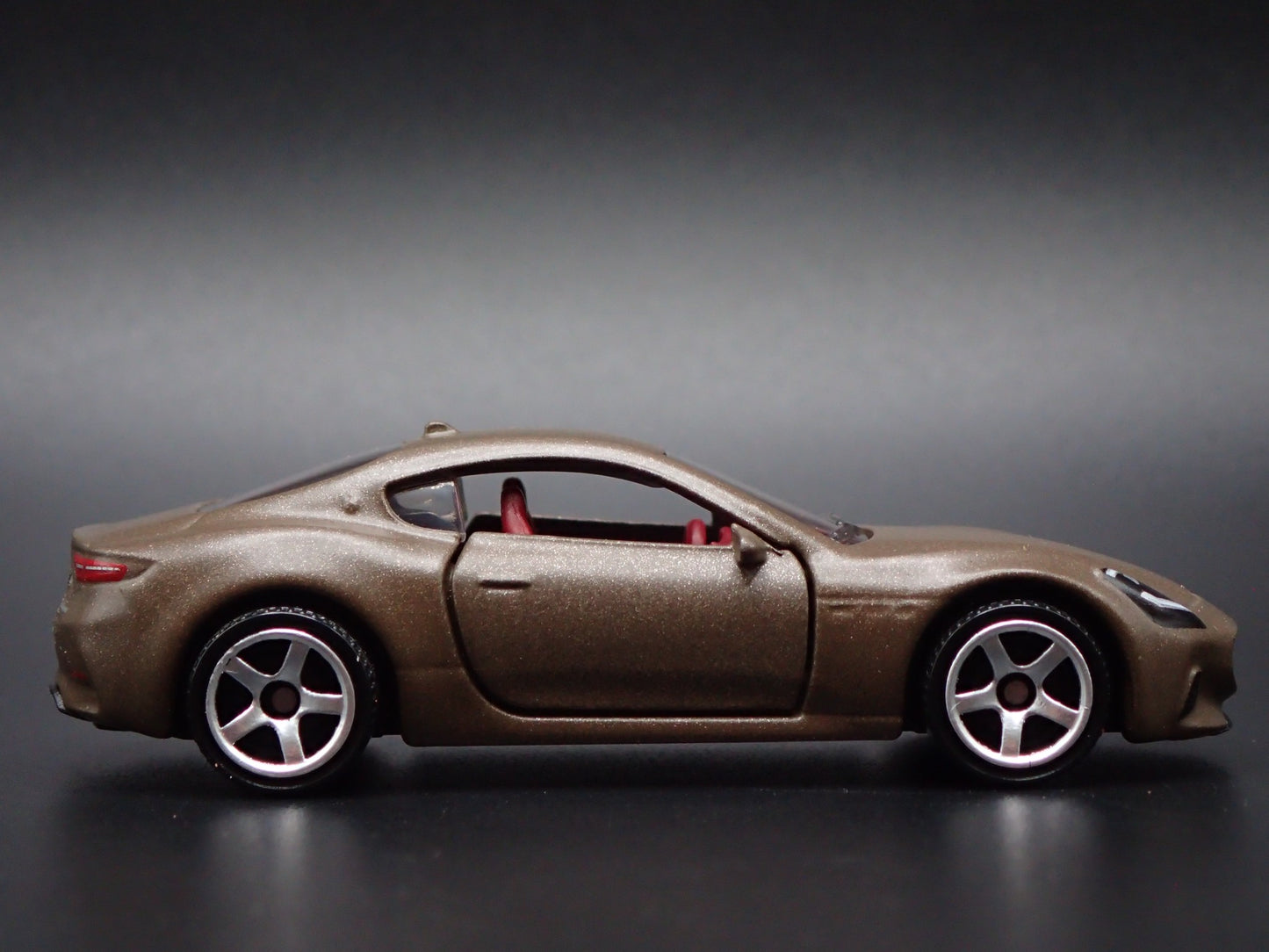 2023-2025 MASERATI GRANTURISMO FOLGORE 1:64 SCALE DIORAMA DIECAST MODEL CAR