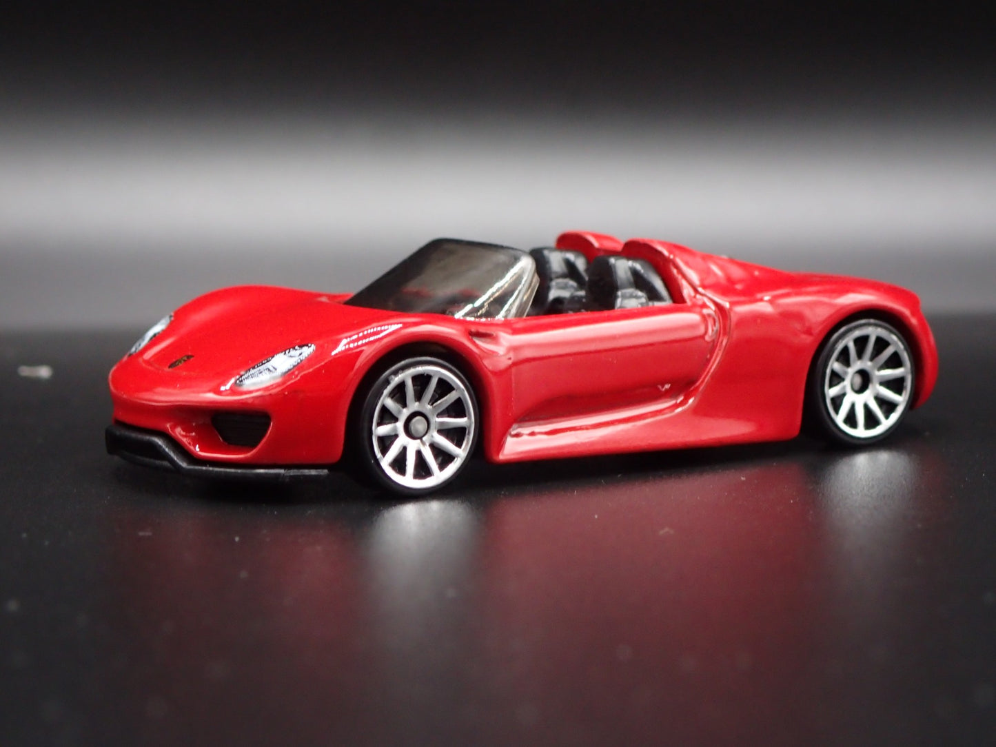 2013-2015 PORSCHE 918 SPYDER SUPER CAR RED 1:64 SCALE DIORAMA DIECAST MODEL CAR