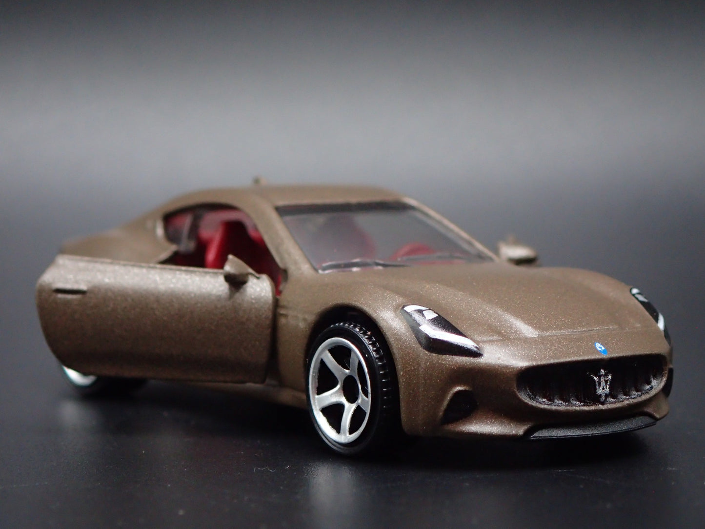 2023-2025 MASERATI GRANTURISMO FOLGORE 1:64 SCALE DIORAMA DIECAST MODEL CAR