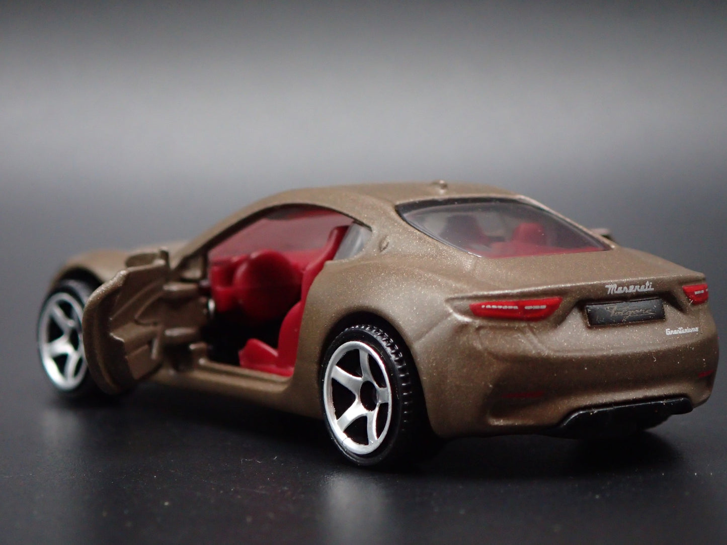 2023-2025 MASERATI GRANTURISMO FOLGORE 1:64 SCALE DIORAMA DIECAST MODEL CAR