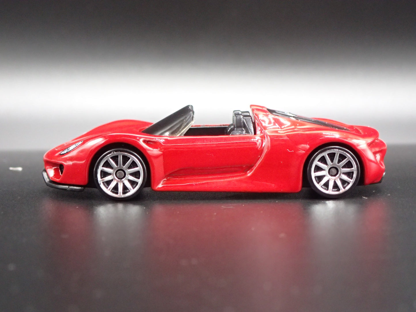 2013-2015 PORSCHE 918 SPYDER SUPER CAR RED 1:64 SCALE DIORAMA DIECAST MODEL CAR