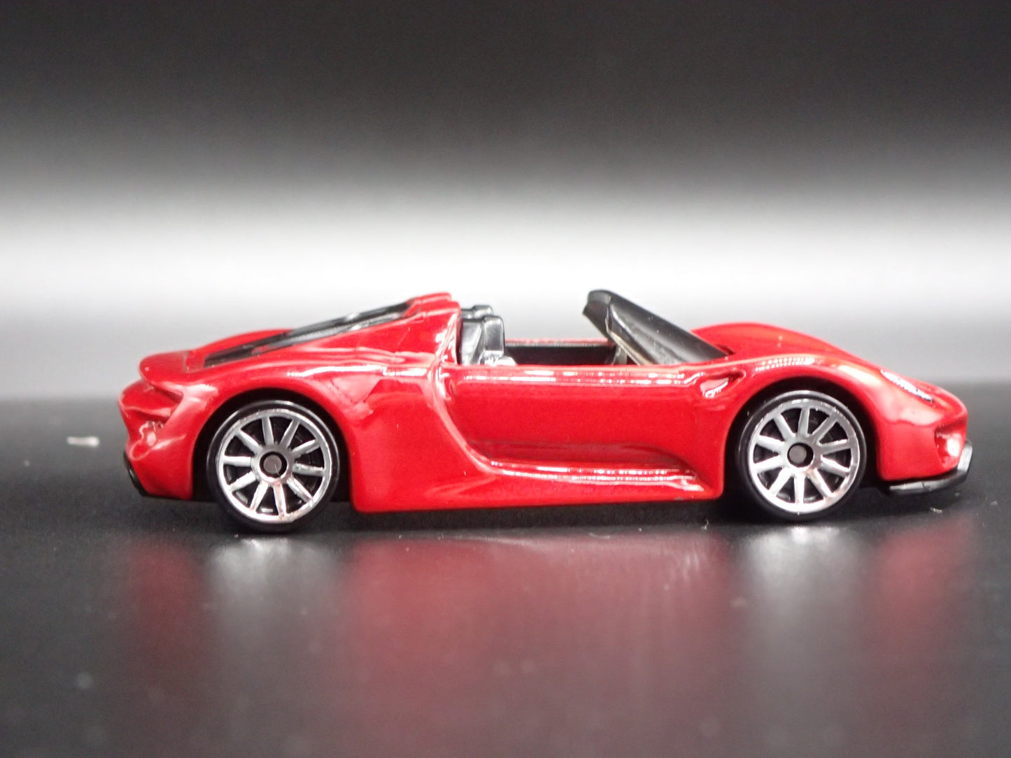 2013-2015 PORSCHE 918 SPYDER SUPER CAR RED 1:64 SCALE DIORAMA DIECAST MODEL CAR