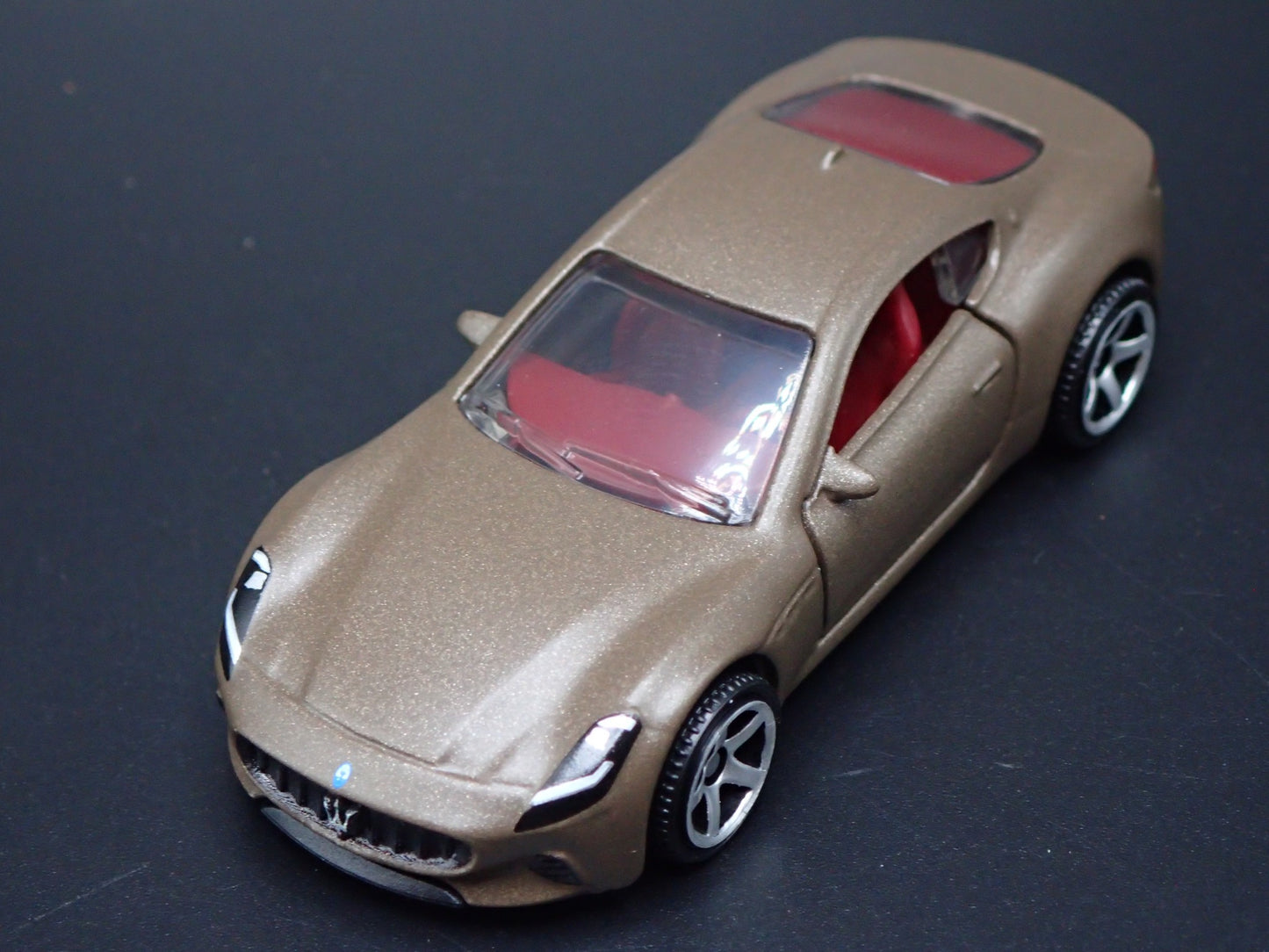 2023-2025 MASERATI GRANTURISMO FOLGORE 1:64 SCALE DIORAMA DIECAST MODEL CAR