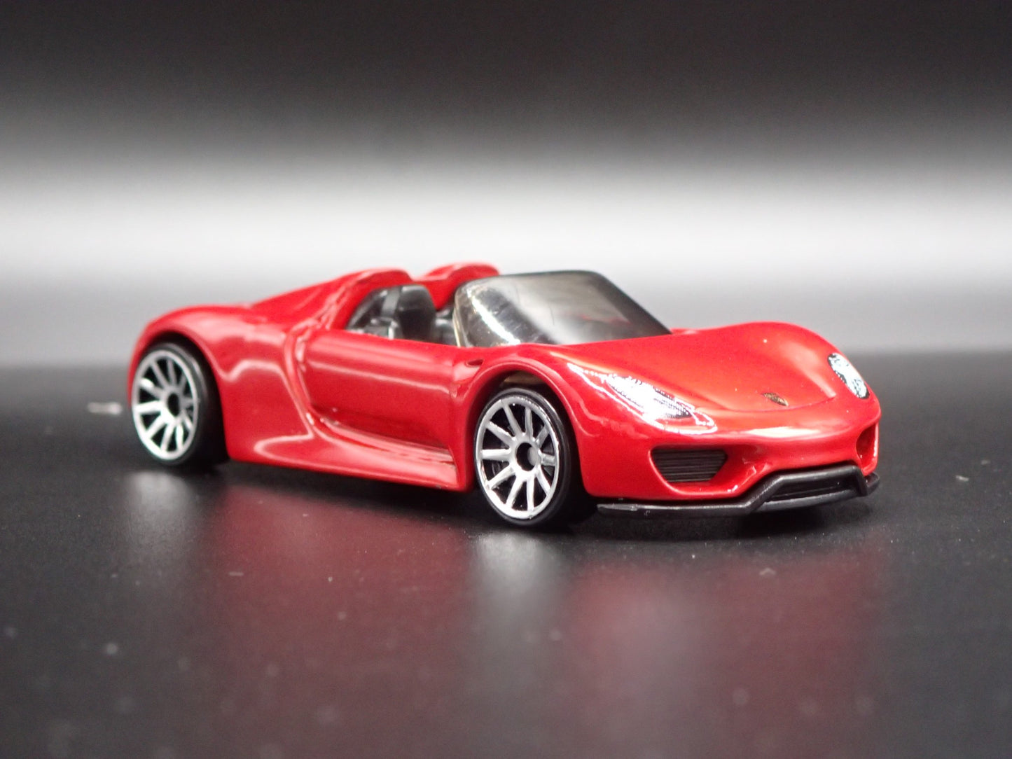 2013-2015 PORSCHE 918 SPYDER SUPER CAR RED 1:64 SCALE DIORAMA DIECAST MODEL CAR