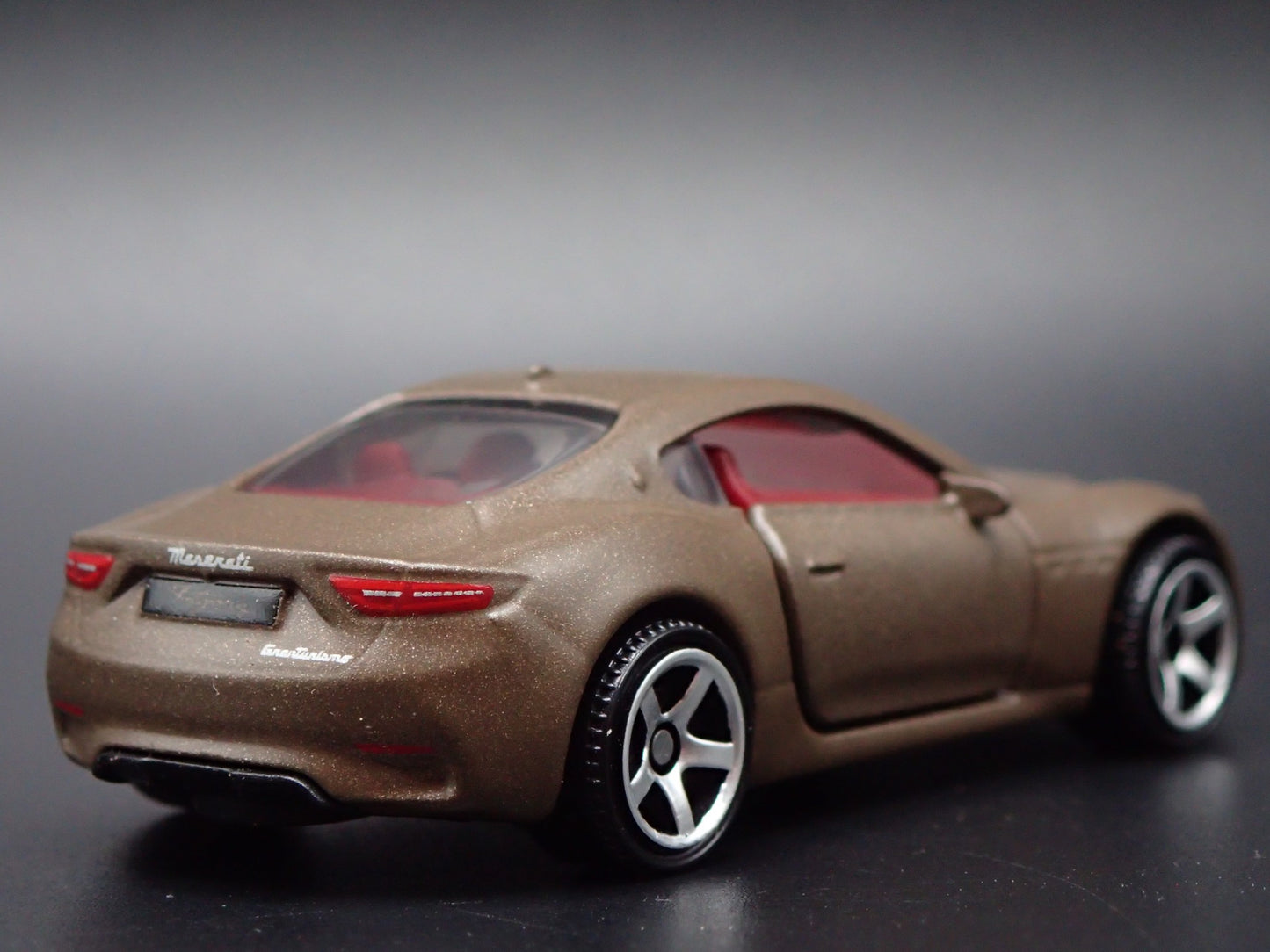 2023-2025 MASERATI GRANTURISMO FOLGORE 1:64 SCALE DIORAMA DIECAST MODEL CAR