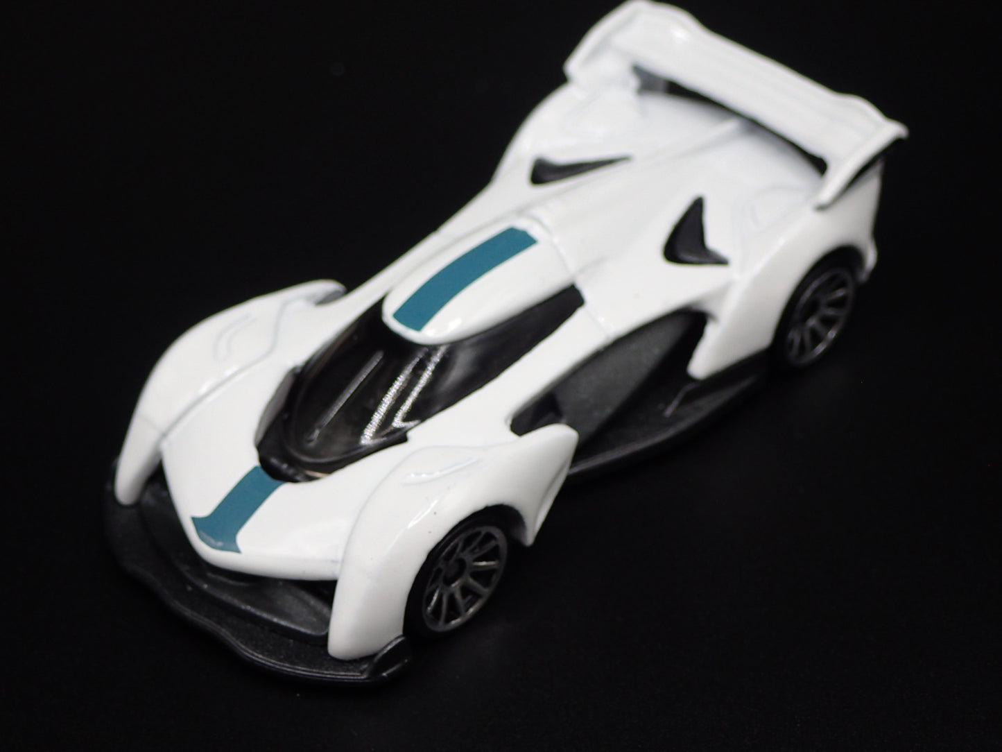 2022 23 MCLAREN SOLUS GT SUPER CAR WHITE 1:64 SCALE DIORAMA DIECAST MODEL CAR