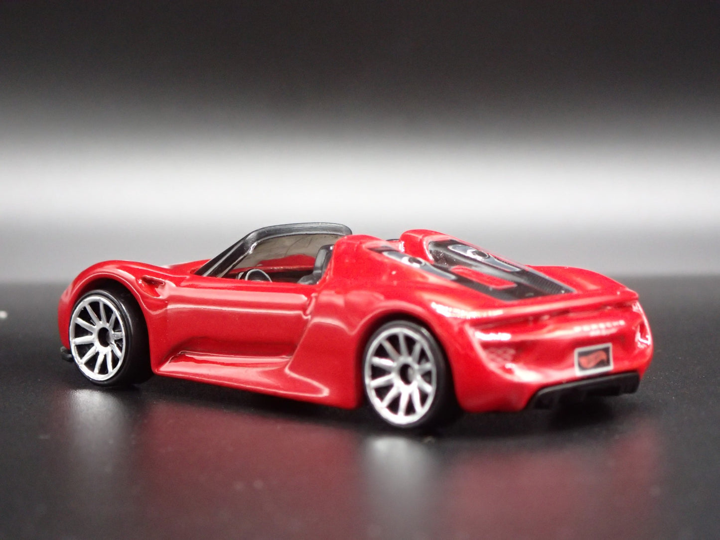 2013-2015 PORSCHE 918 SPYDER SUPER CAR RED 1:64 SCALE DIORAMA DIECAST MODEL CAR