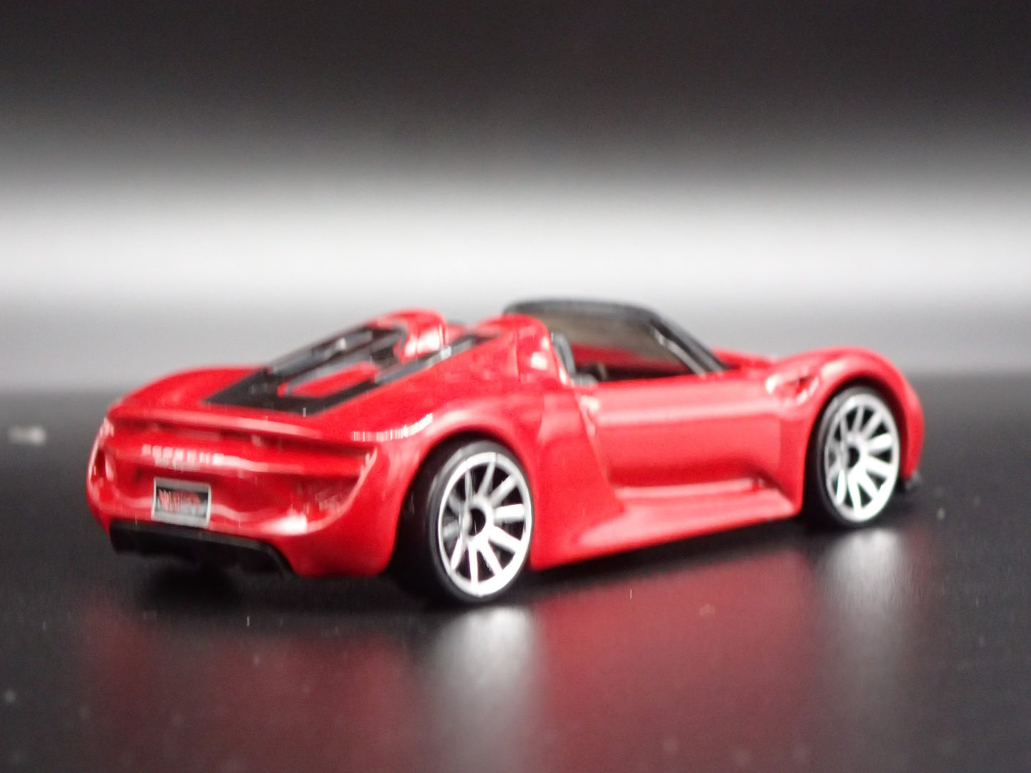 2013-2015 PORSCHE 918 SPYDER SUPER CAR RED 1:64 SCALE DIORAMA DIECAST MODEL CAR