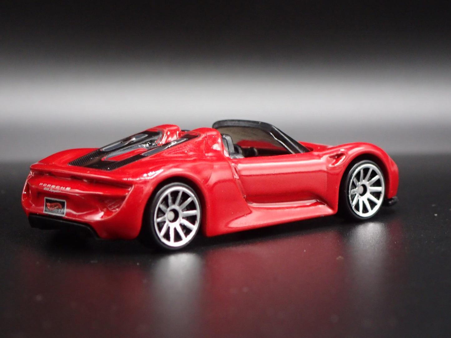 2013-2015 PORSCHE 918 SPYDER SUPER CAR RED 1:64 SCALE DIORAMA DIECAST MODEL CAR