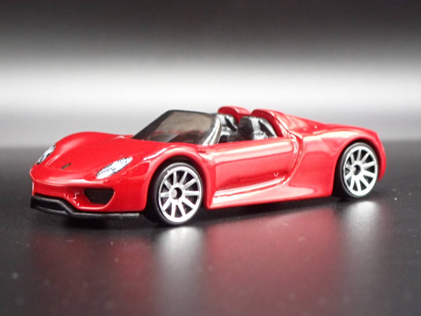 2013-2015 PORSCHE 918 SPYDER SUPER CAR RED 1:64 SCALE DIORAMA DIECAST MODEL CAR
