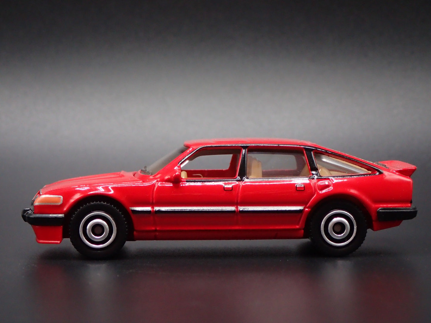 1976-1986 ROVER SD1 VITESSE RED 1/64 SCALE COLLECTIBLE DIORAMA DIECAST MODEL CAR