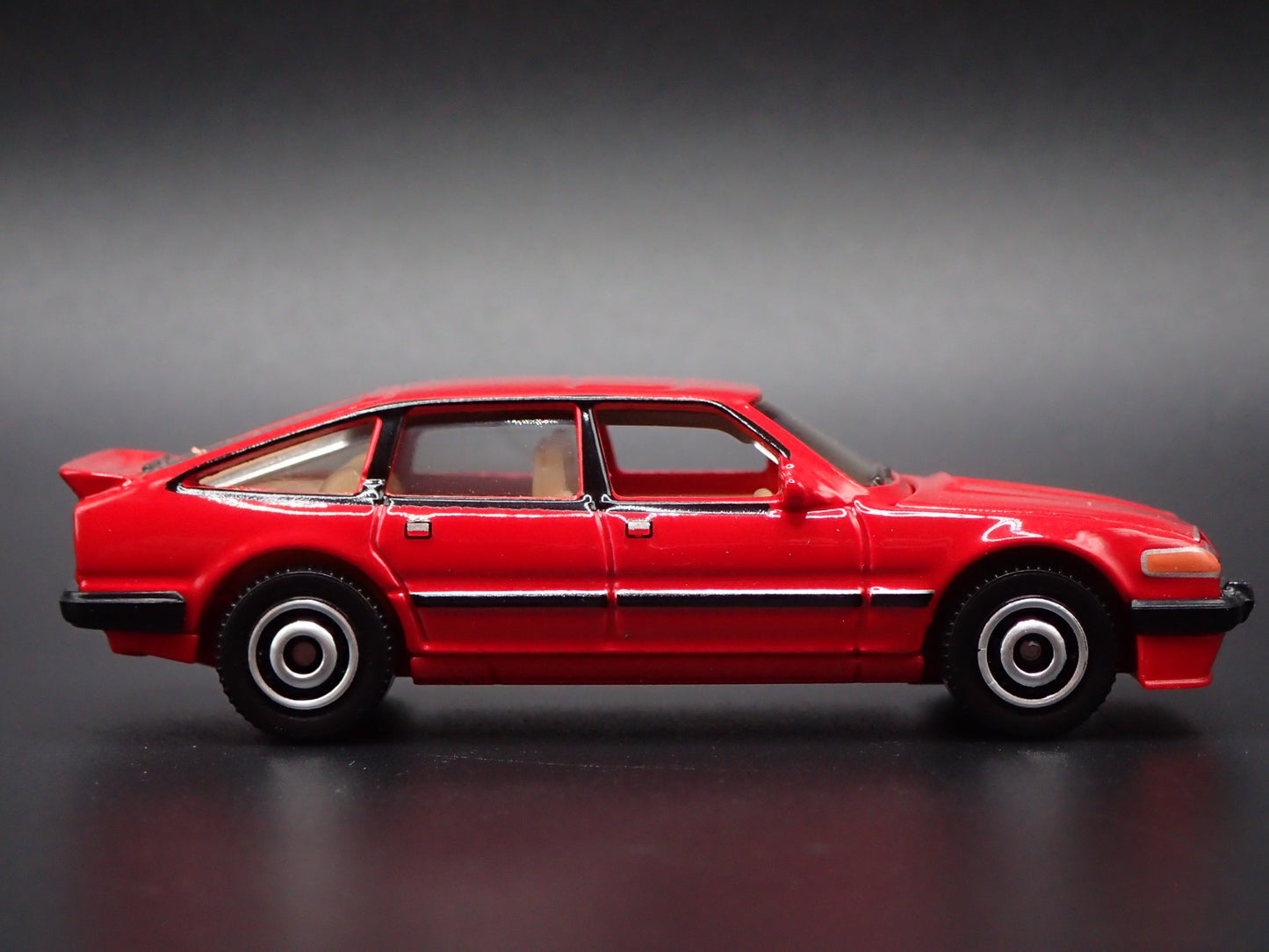 1976-1986 ROVER SD1 VITESSE RED 1/64 SCALE COLLECTIBLE DIORAMA DIECAST MODEL CAR