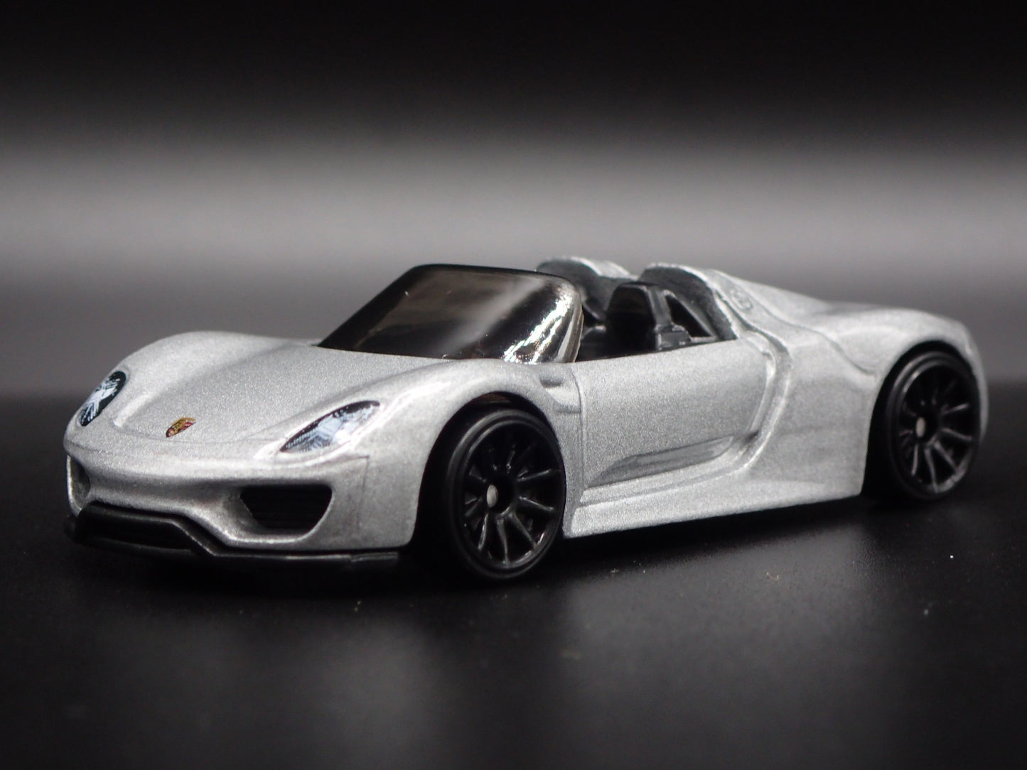 2013-2015 PORSCHE 918 SPYDER SUPER CAR RARE 1:64 SCALE DIORAMA DIECAST MODEL CAR