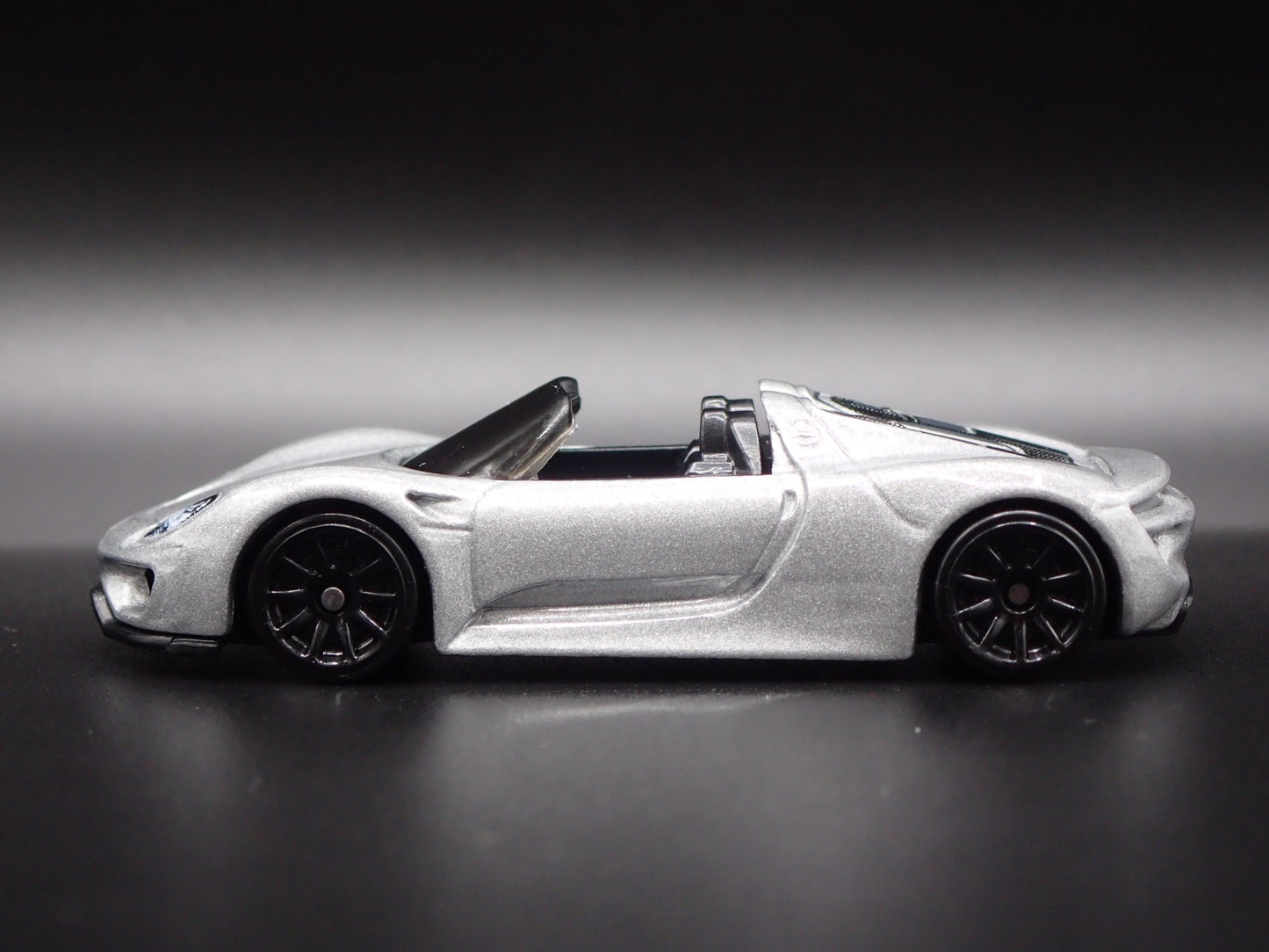2013-2015 PORSCHE 918 SPYDER SUPER CAR RARE 1:64 SCALE DIORAMA DIECAST MODEL CAR