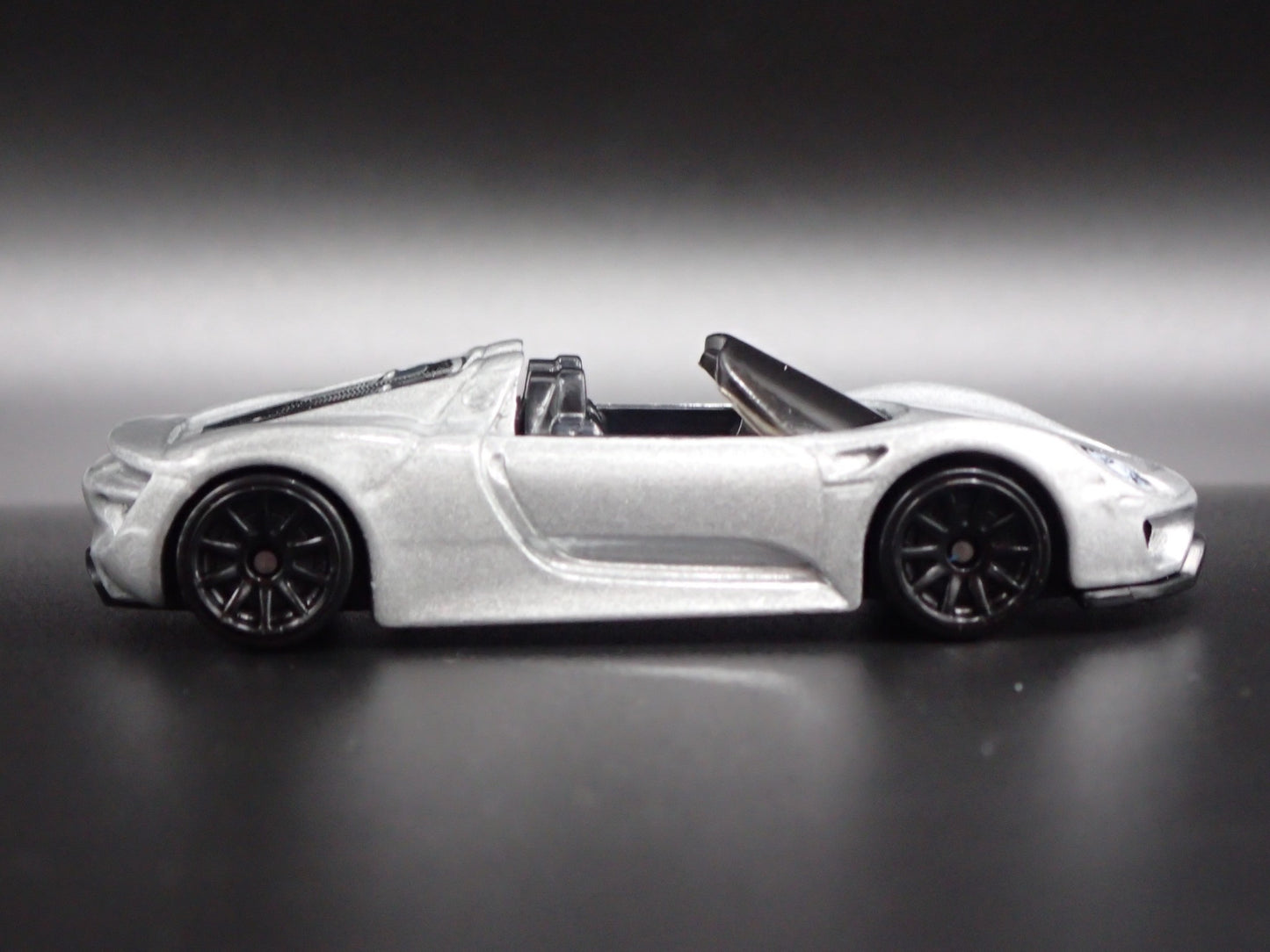 2013-2015 PORSCHE 918 SPYDER SUPER CAR RARE 1:64 SCALE DIORAMA DIECAST MODEL CAR