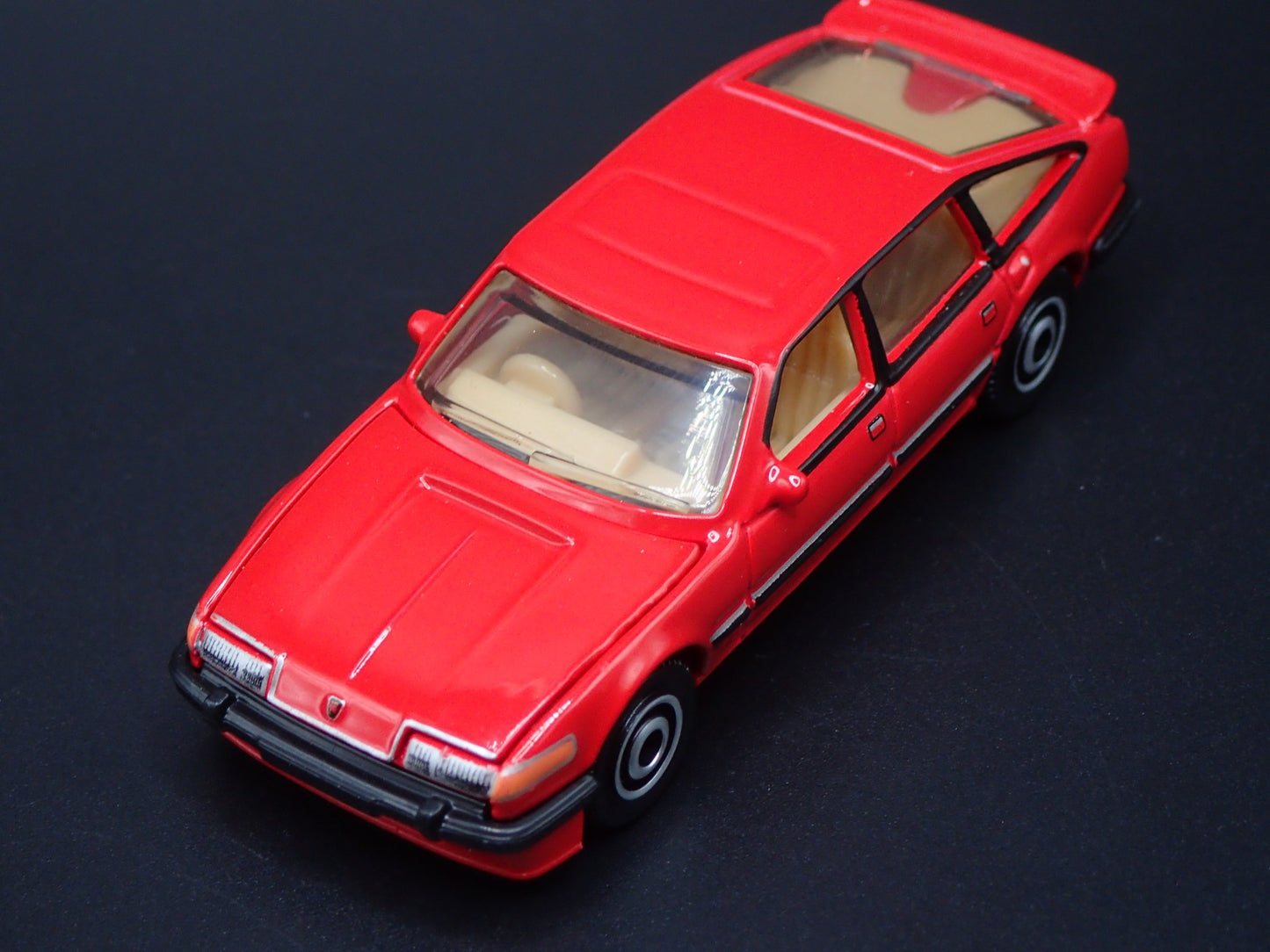 1976-1986 ROVER SD1 VITESSE RED 1/64 SCALE COLLECTIBLE DIORAMA DIECAST MODEL CAR