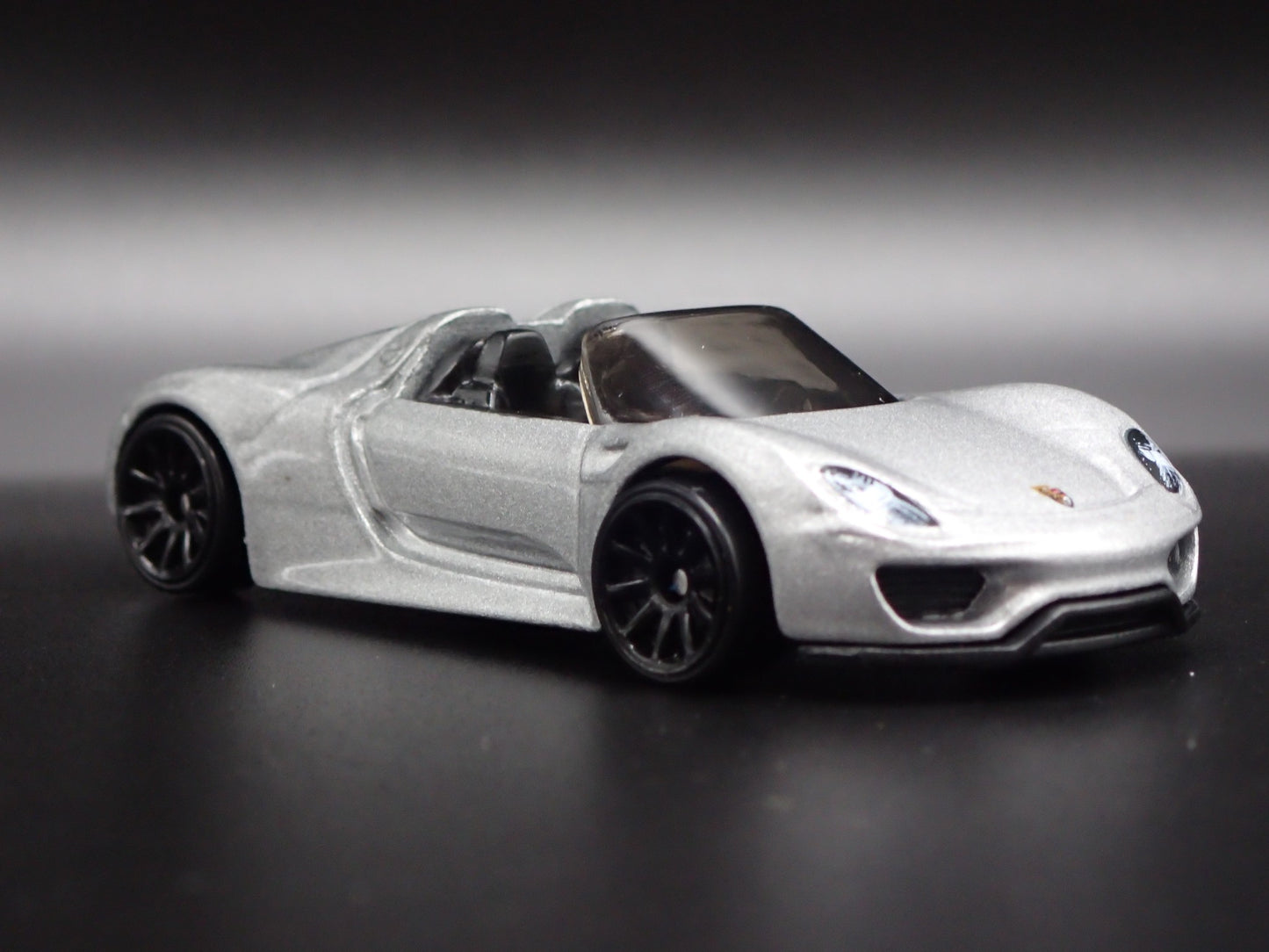 2013-2015 PORSCHE 918 SPYDER SUPER CAR RARE 1:64 SCALE DIORAMA DIECAST MODEL CAR
