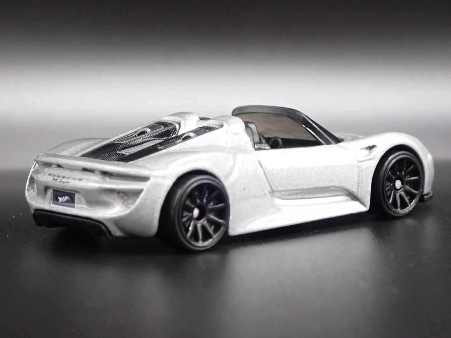 2013-2015 PORSCHE 918 SPYDER SUPER CAR RARE 1:64 SCALE DIORAMA DIECAST MODEL CAR