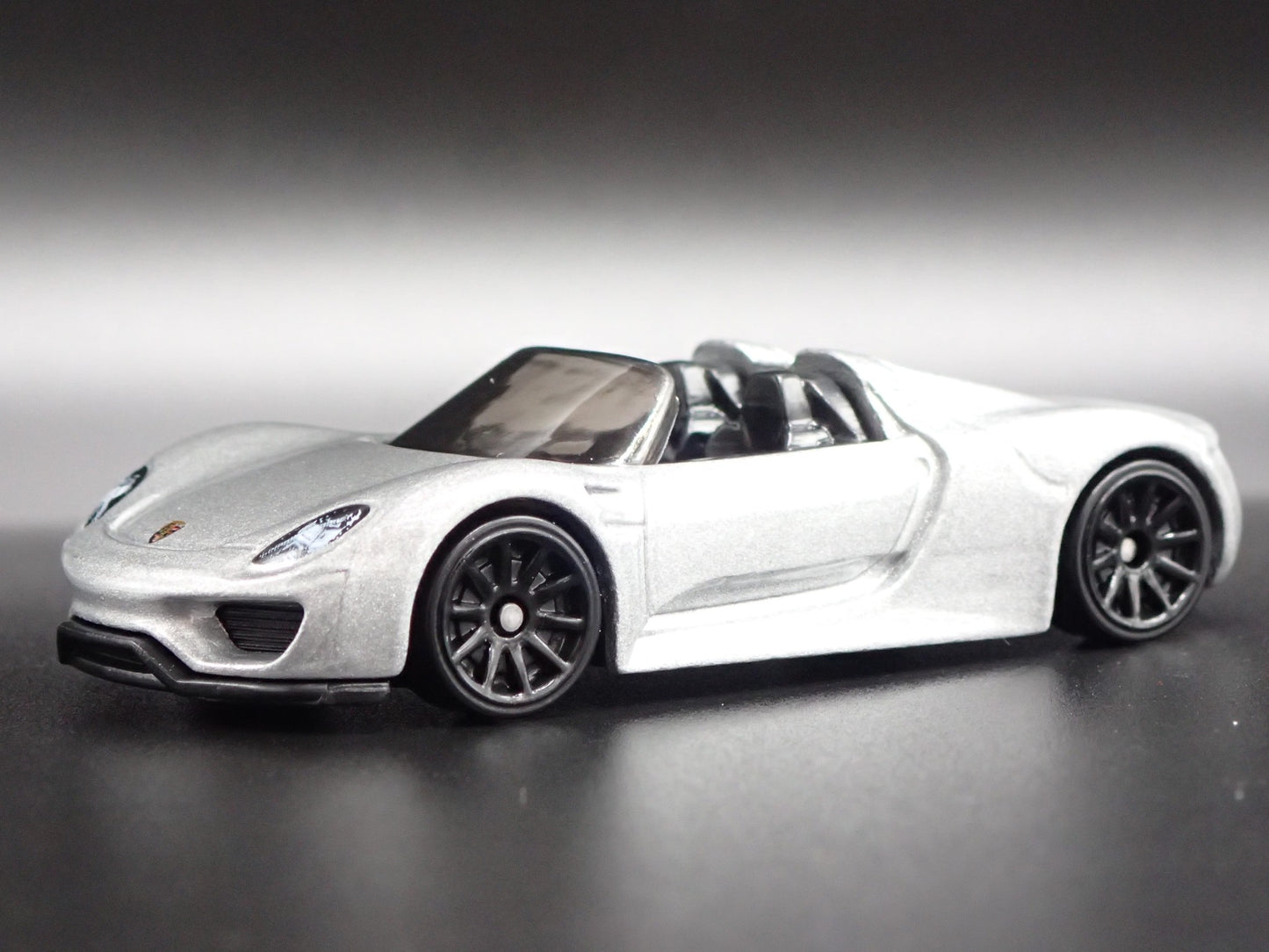 2013-2015 PORSCHE 918 SPYDER SUPER CAR RARE 1:64 SCALE DIORAMA DIECAST MODEL CAR