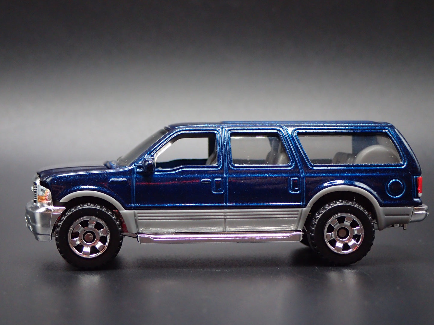 2000-2005 FORD EXCURSION SUV 1/64 SCALE COLLECTIBLE DIORAMA DIECAST MODEL CAR