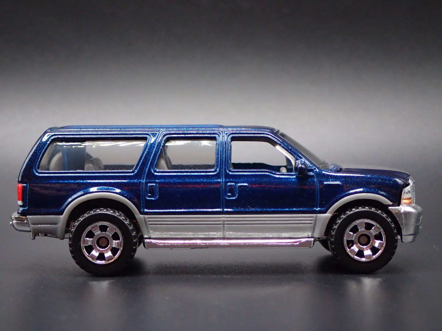 2000-2005 FORD EXCURSION SUV 1/64 SCALE COLLECTIBLE DIORAMA DIECAST MODEL CAR
