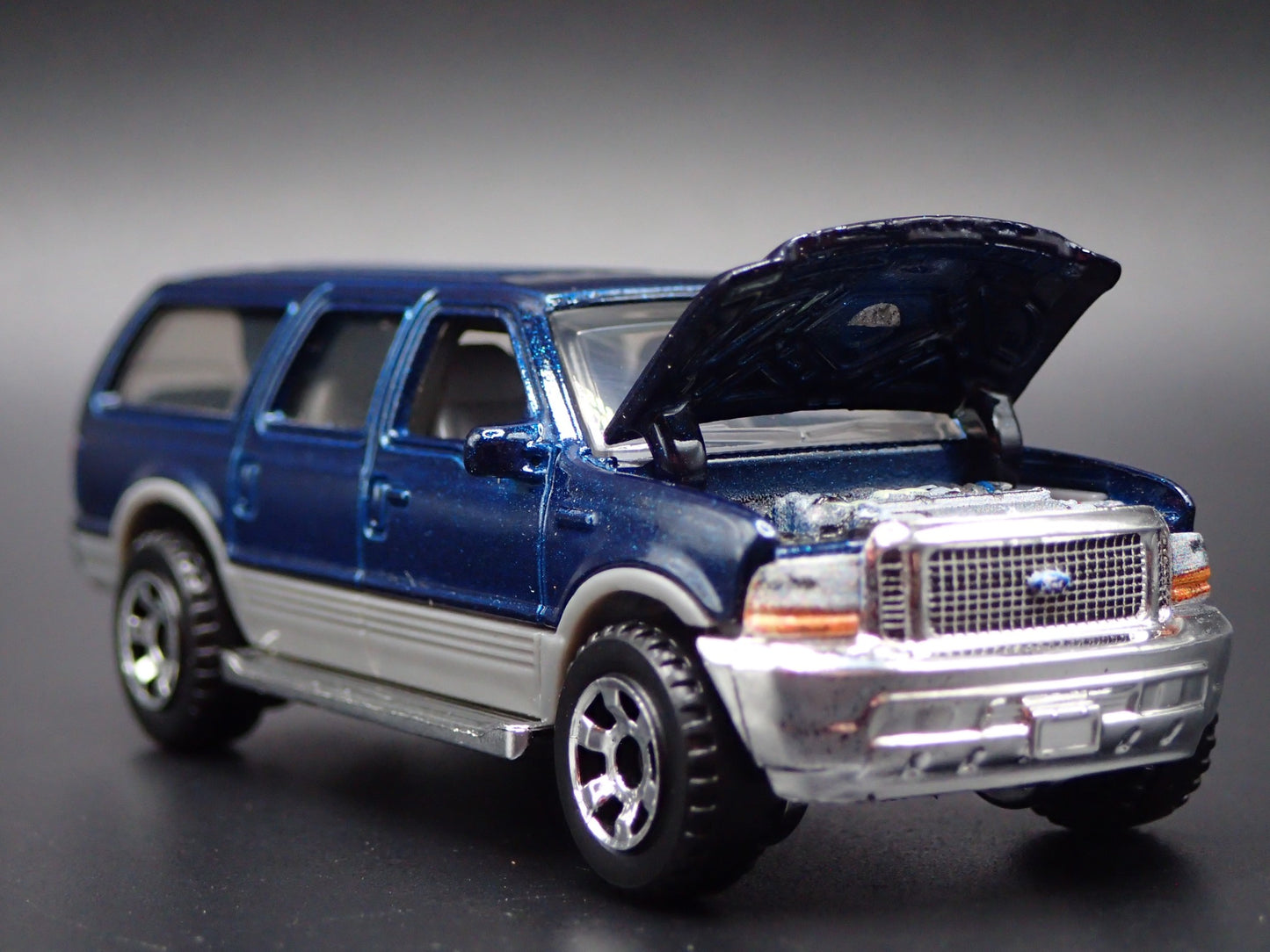 2000-2005 FORD EXCURSION SUV 1/64 SCALE COLLECTIBLE DIORAMA DIECAST MODEL CAR