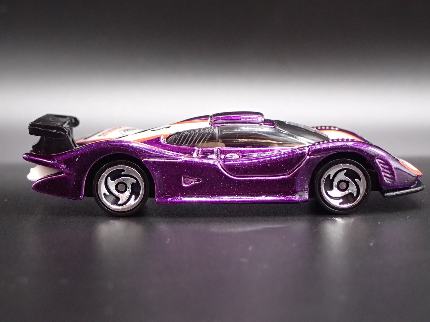 1998-1999 PORSCHE 911 GT1-98 RACE CAR RARE 1:64 SCALE DIORAMA DIECAST MODEL CAR