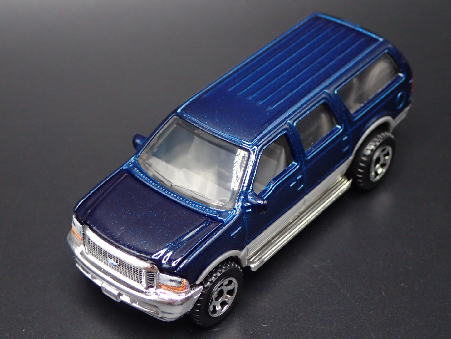 2000-2005 FORD EXCURSION SUV 1/64 SCALE COLLECTIBLE DIORAMA DIECAST MODEL CAR