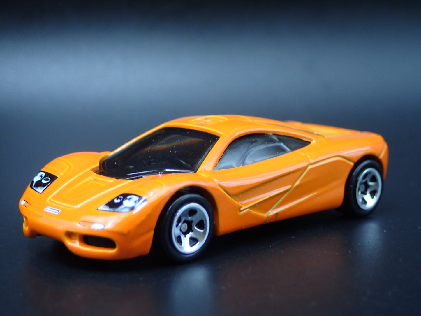 1992-1998 MCLAREN F1 SUPER CAR 1:64 SCALE COLLECTIBLE DIORAMA DIECAST MODEL CAR