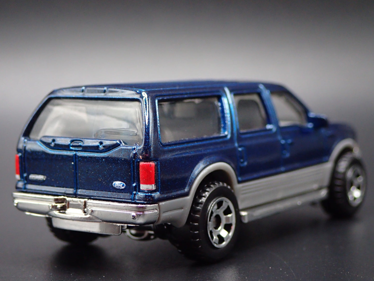 2000-2005 FORD EXCURSION SUV 1/64 SCALE COLLECTIBLE DIORAMA DIECAST MODEL CAR