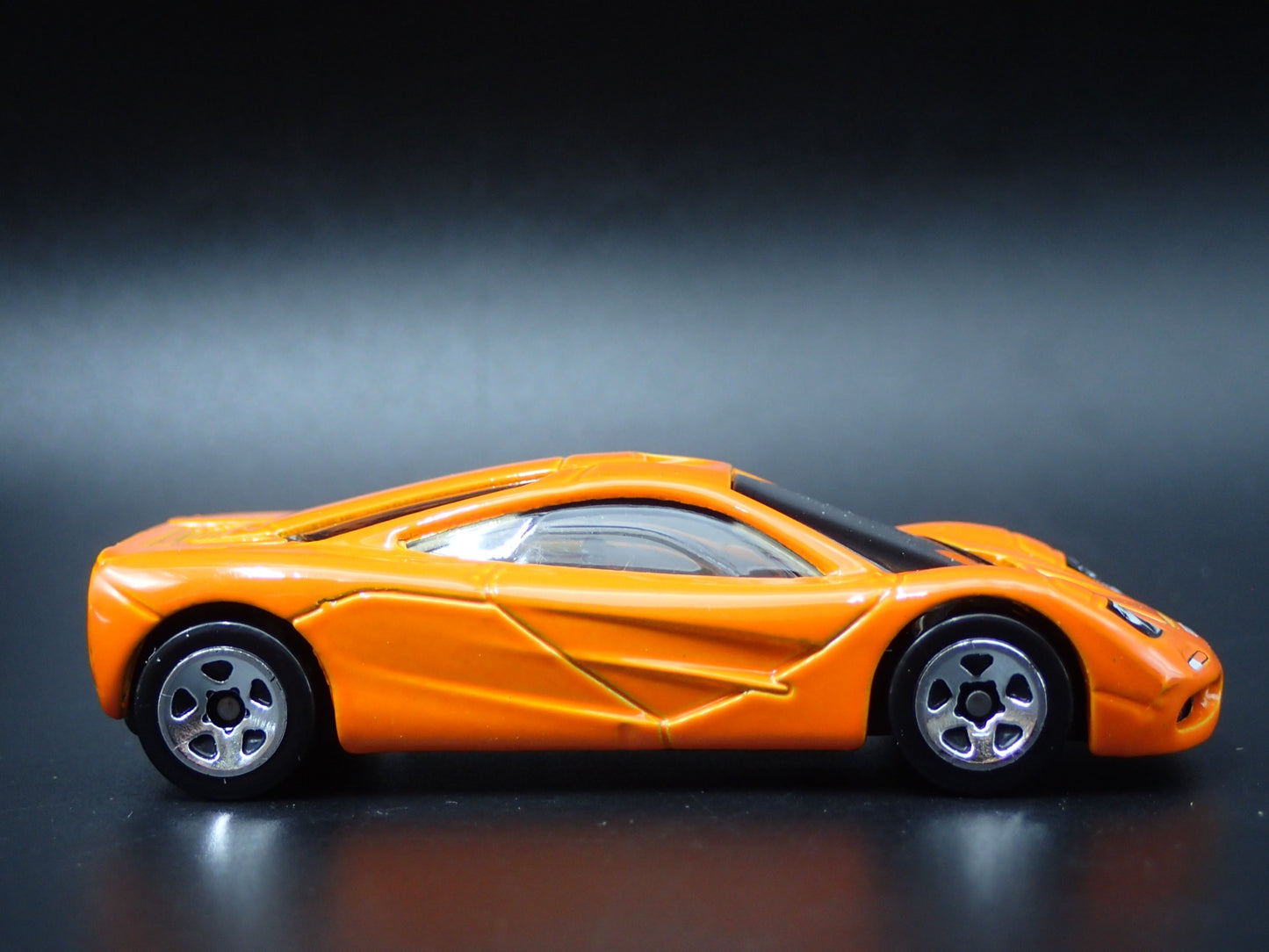 1992-1998 MCLAREN F1 SUPER CAR 1:64 SCALE COLLECTIBLE DIORAMA DIECAST MODEL CAR