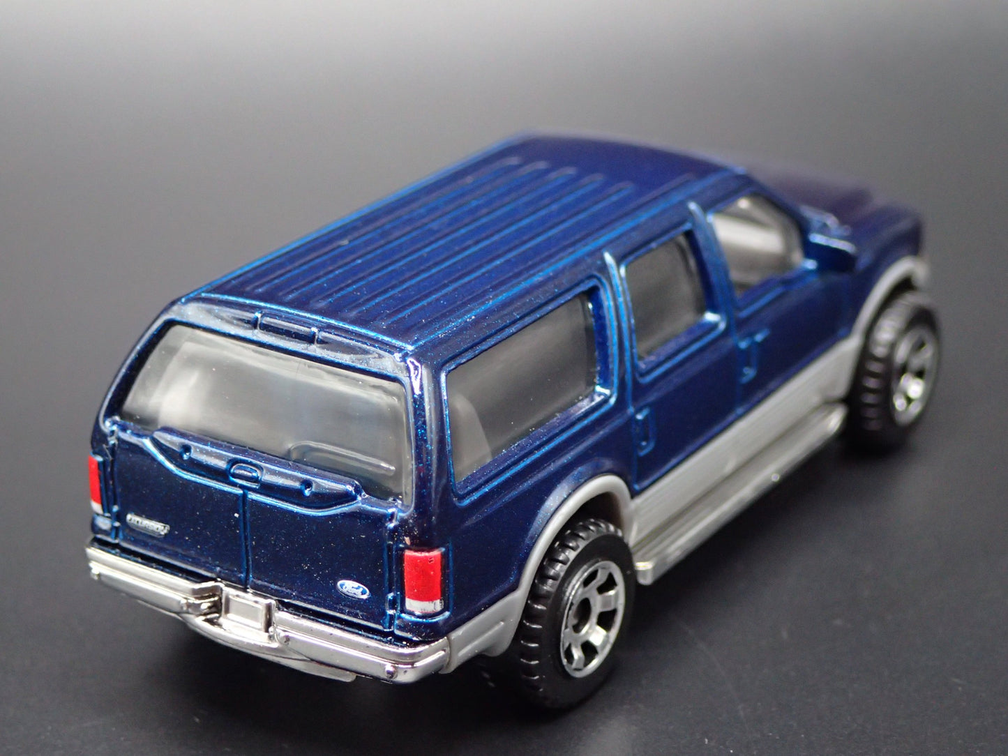 2000-2005 FORD EXCURSION SUV 1/64 SCALE COLLECTIBLE DIORAMA DIECAST MODEL CAR