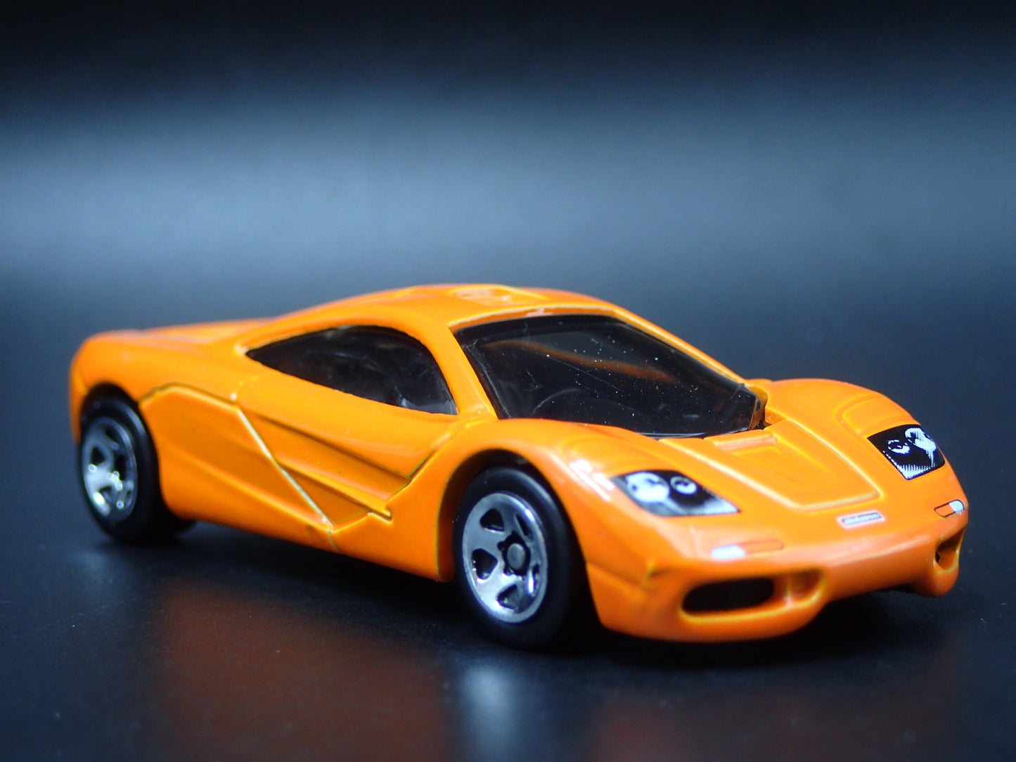1992-1998 MCLAREN F1 SUPER CAR 1:64 SCALE COLLECTIBLE DIORAMA DIECAST MODEL CAR