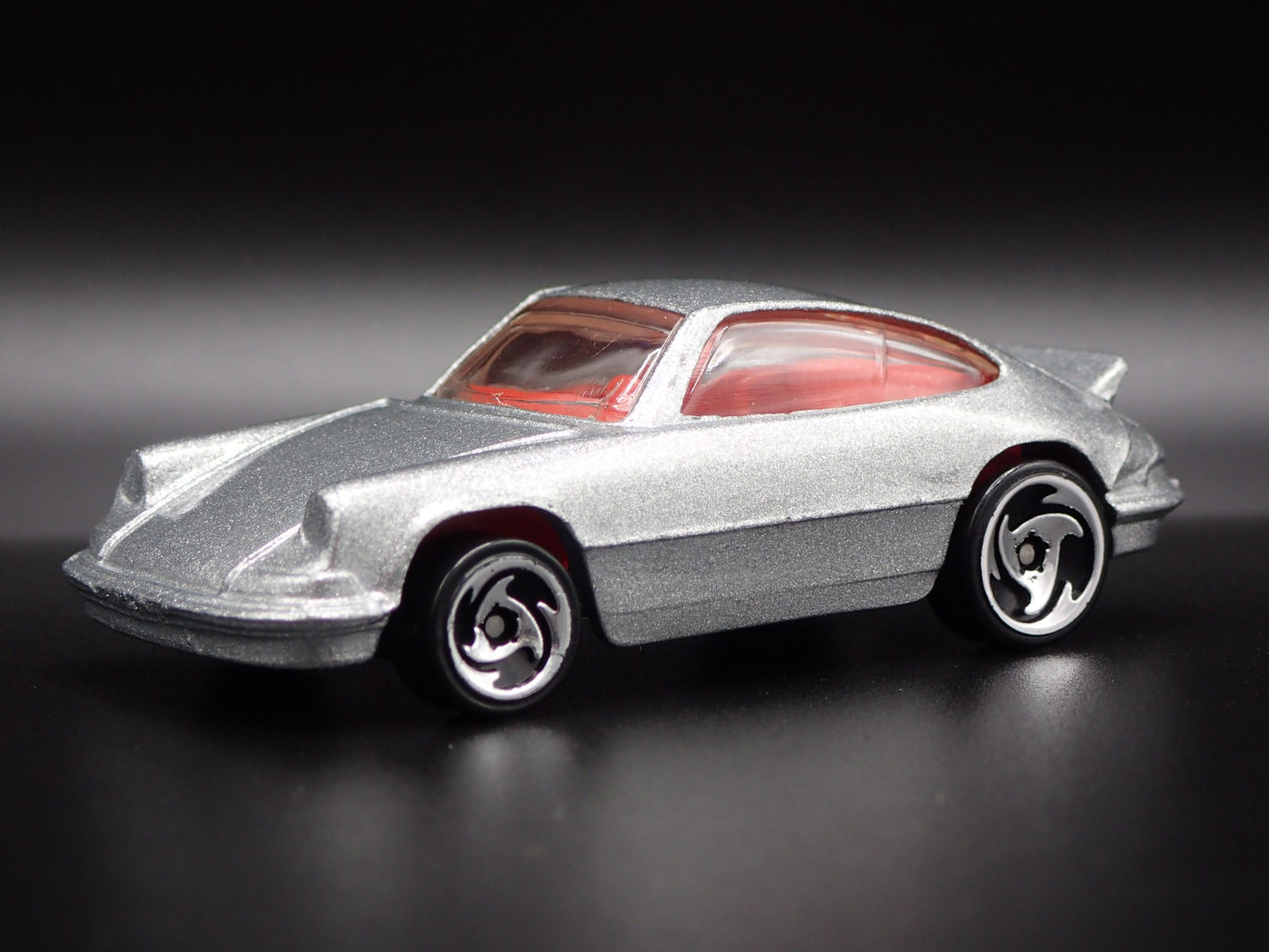 1984-1989 PORSCHE 911 CARRERA 1:64 SCALE COLLECTIBLE DIORAMA DIECAST MODEL CAR