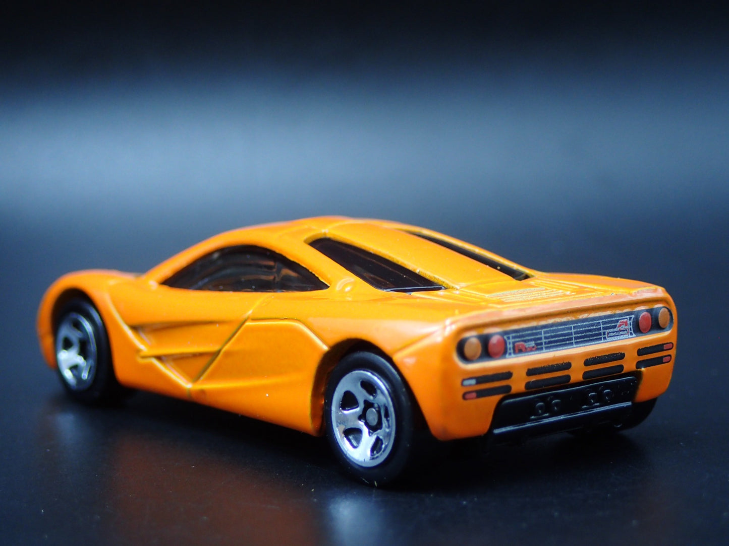 1992-1998 MCLAREN F1 SUPER CAR 1:64 SCALE COLLECTIBLE DIORAMA DIECAST MODEL CAR