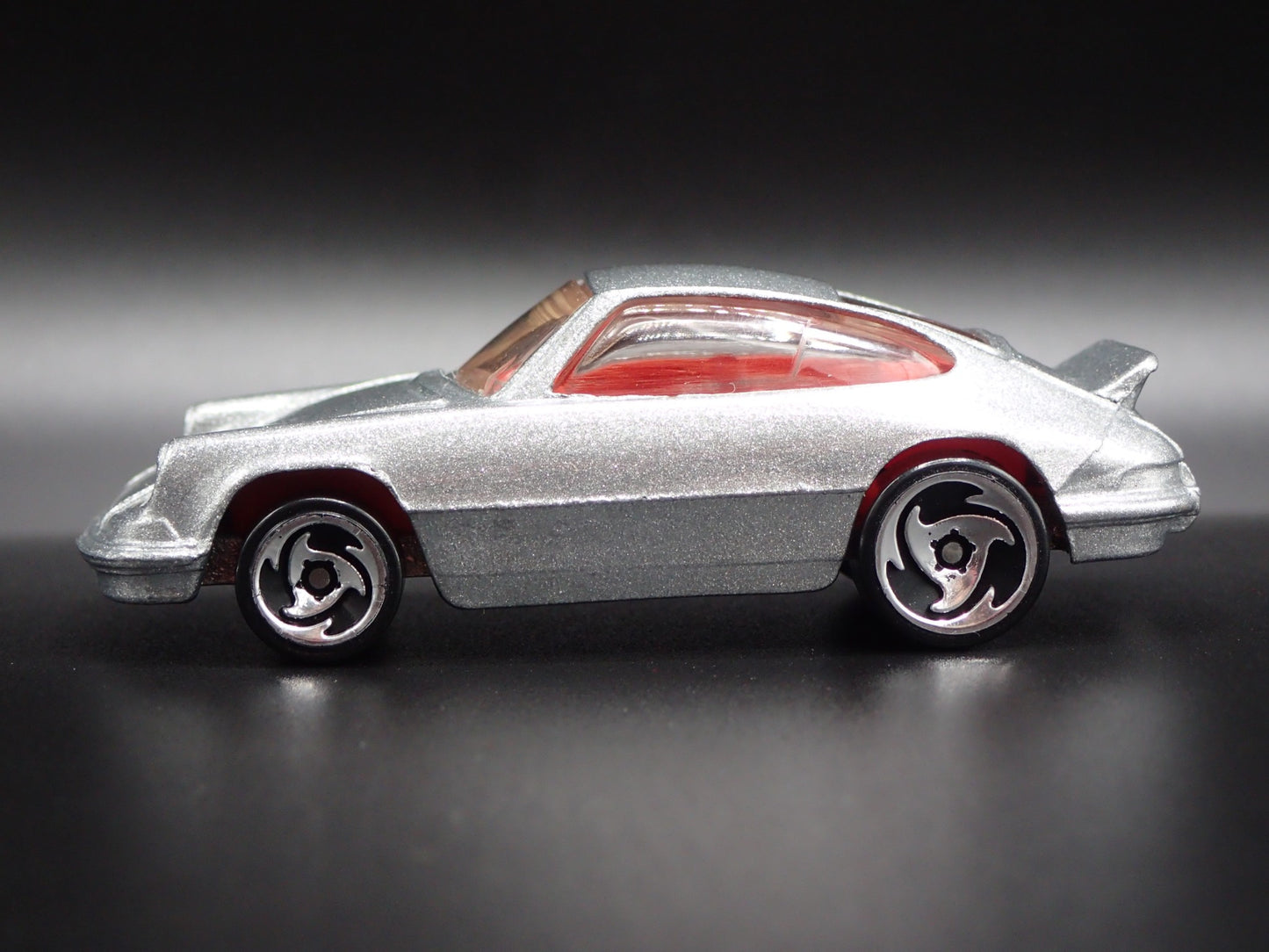 1984-1989 PORSCHE 911 CARRERA 1:64 SCALE COLLECTIBLE DIORAMA DIECAST MODEL CAR