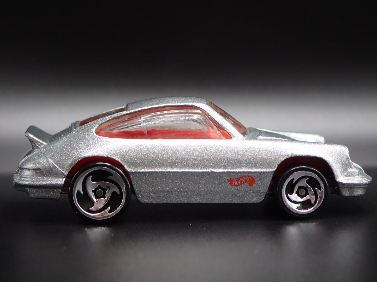 1984-1989 PORSCHE 911 CARRERA 1:64 SCALE COLLECTIBLE DIORAMA DIECAST MODEL CAR