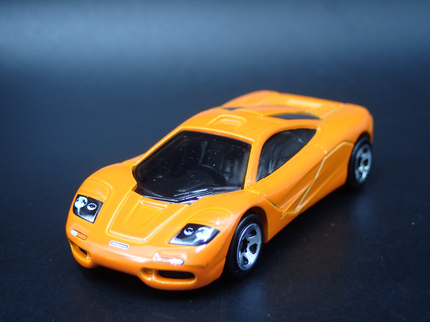 1992-1998 MCLAREN F1 SUPER CAR 1:64 SCALE COLLECTIBLE DIORAMA DIECAST MODEL CAR
