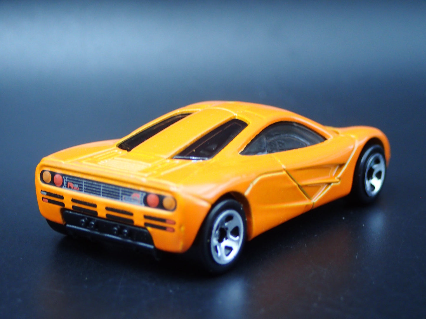 1992-1998 MCLAREN F1 SUPER CAR 1:64 SCALE COLLECTIBLE DIORAMA DIECAST MODEL CAR