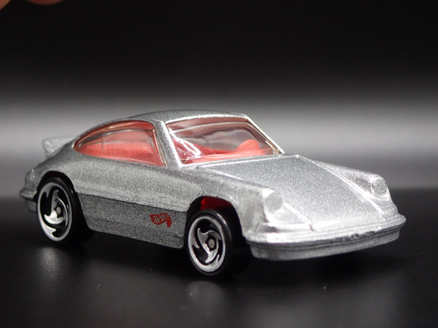 1984-1989 PORSCHE 911 CARRERA 1:64 SCALE COLLECTIBLE DIORAMA DIECAST MODEL CAR
