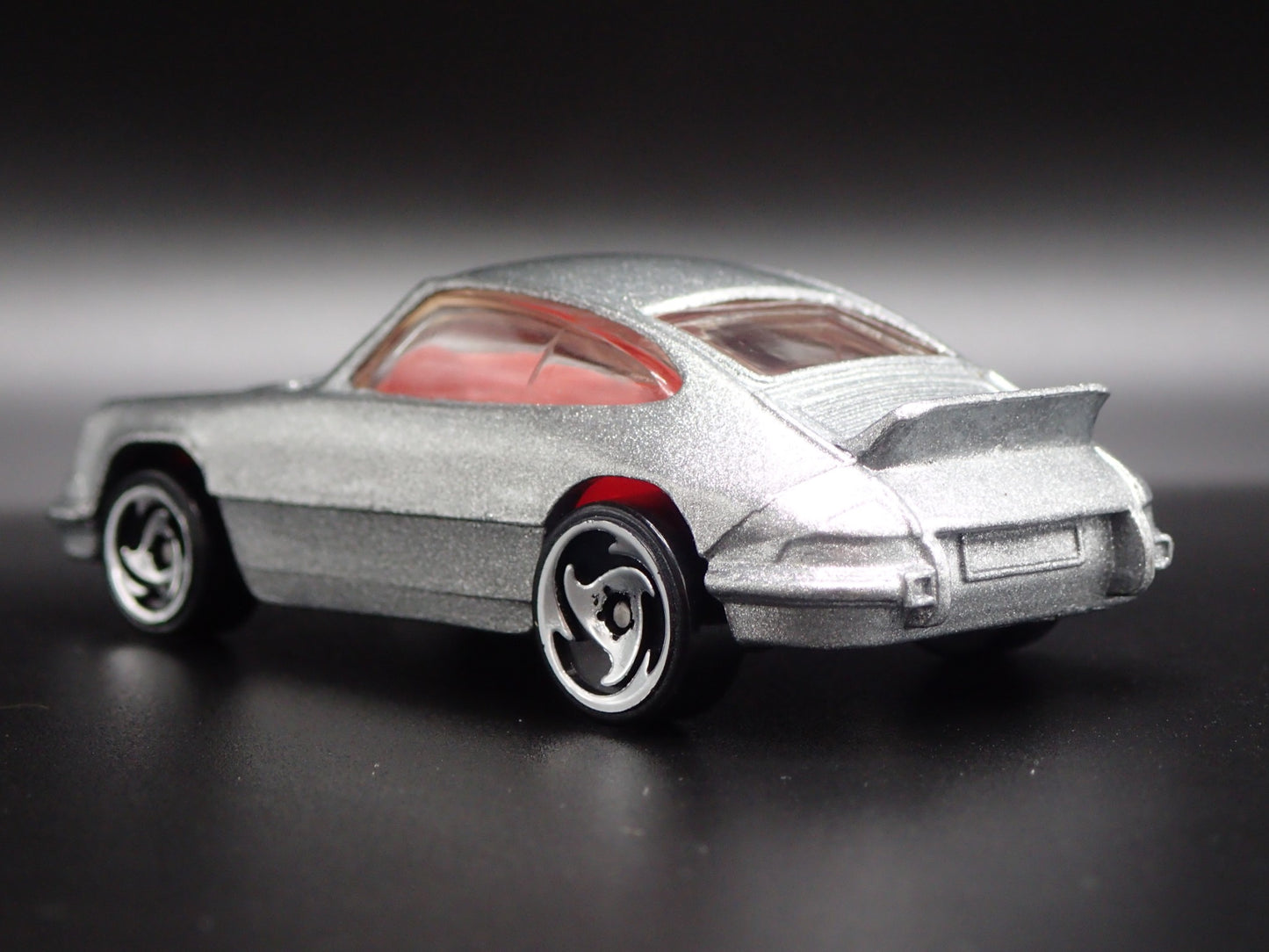 1984-1989 PORSCHE 911 CARRERA 1:64 SCALE COLLECTIBLE DIORAMA DIECAST MODEL CAR