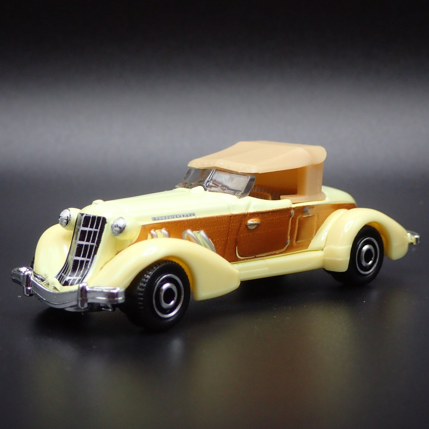 1936 36 AUBURN SPEEDSTER 851 BOAT TAIL 1:64 SCALE DIORAMA DIECAST MODEL CAR