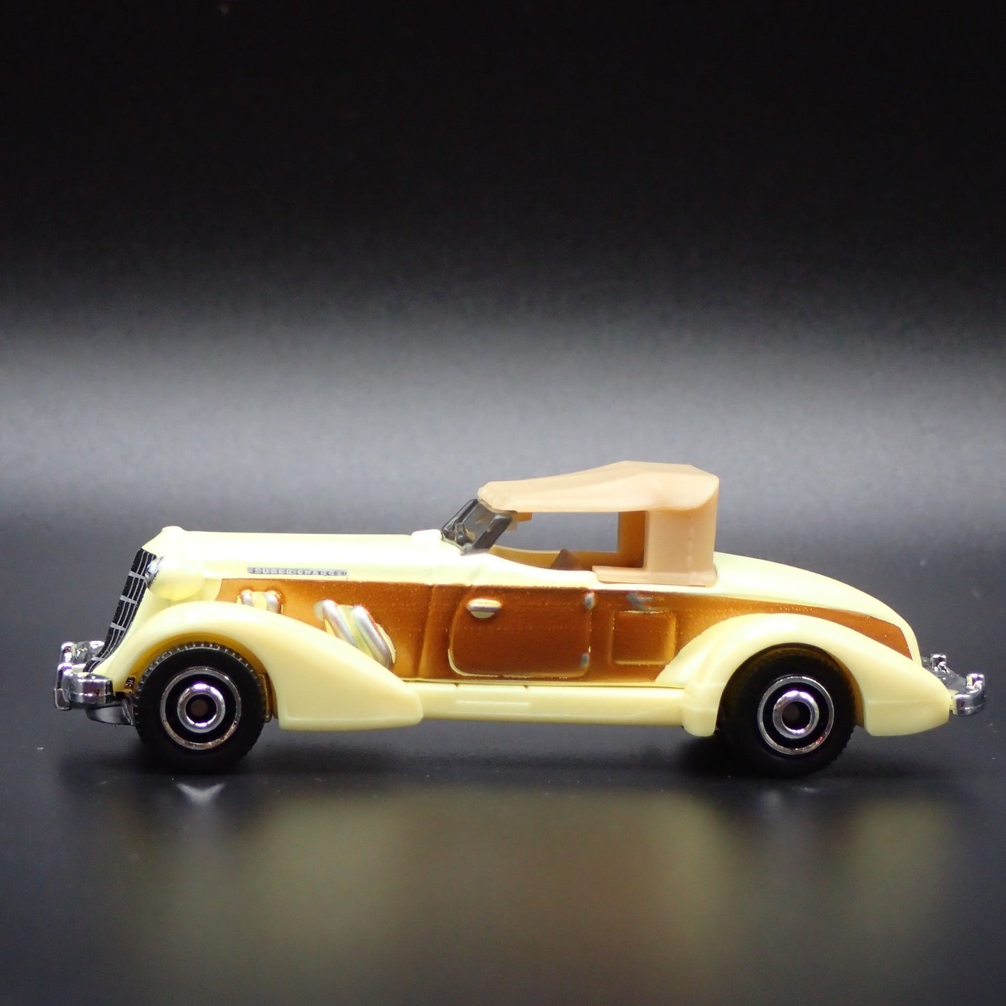 1936 36 AUBURN SPEEDSTER 851 BOAT TAIL 1:64 SCALE DIORAMA DIECAST MODEL CAR