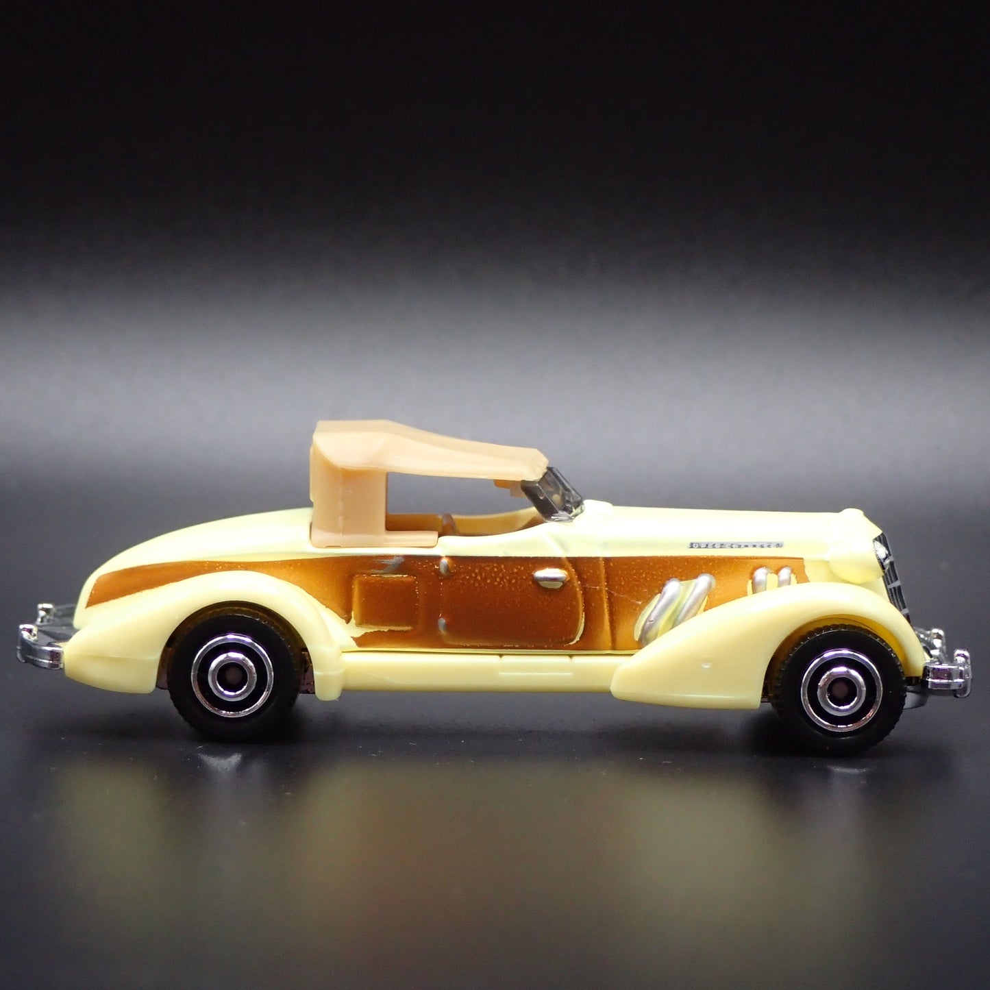 1936 36 AUBURN SPEEDSTER 851 BOAT TAIL 1:64 SCALE DIORAMA DIECAST MODEL CAR