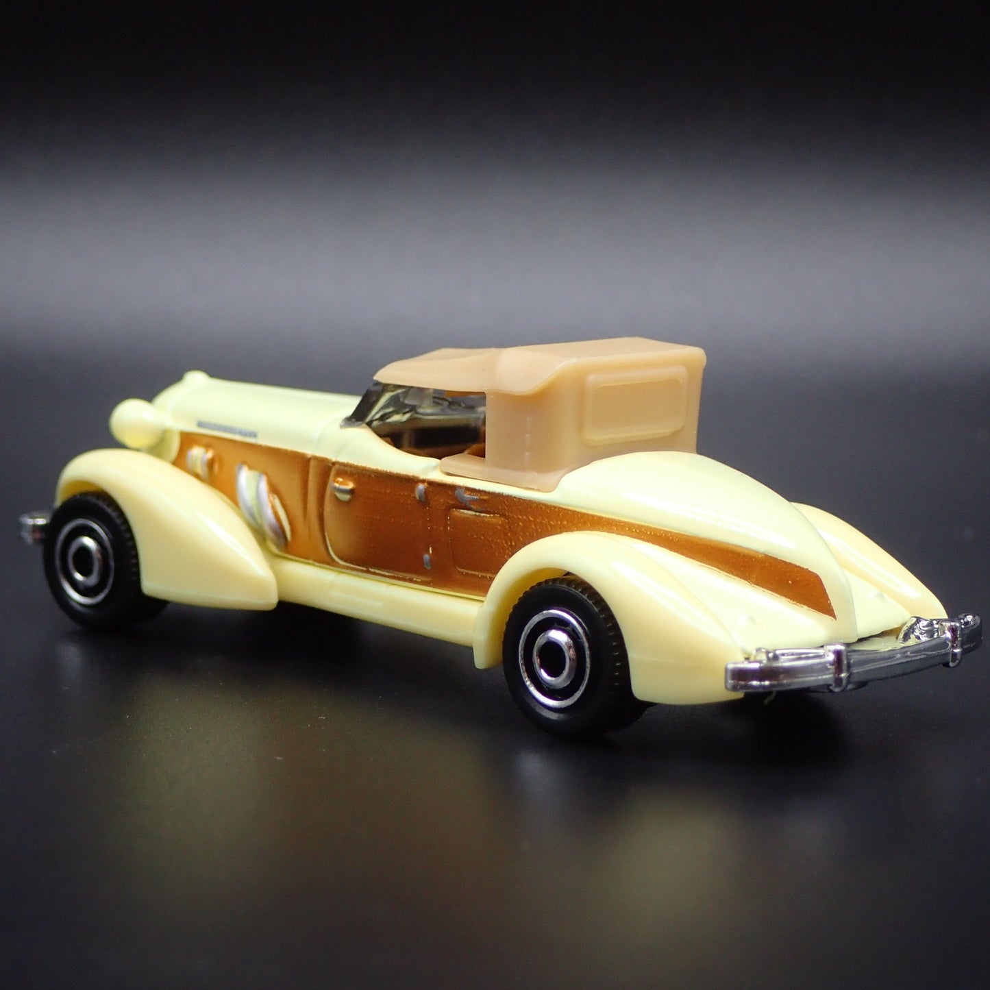 1936 36 AUBURN SPEEDSTER 851 BOAT TAIL 1:64 SCALE DIORAMA DIECAST MODEL CAR